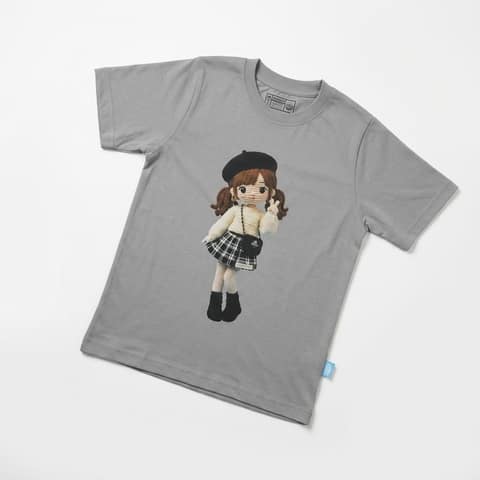 Kaos Boneka Gadis Beret - warna Abu-abu
